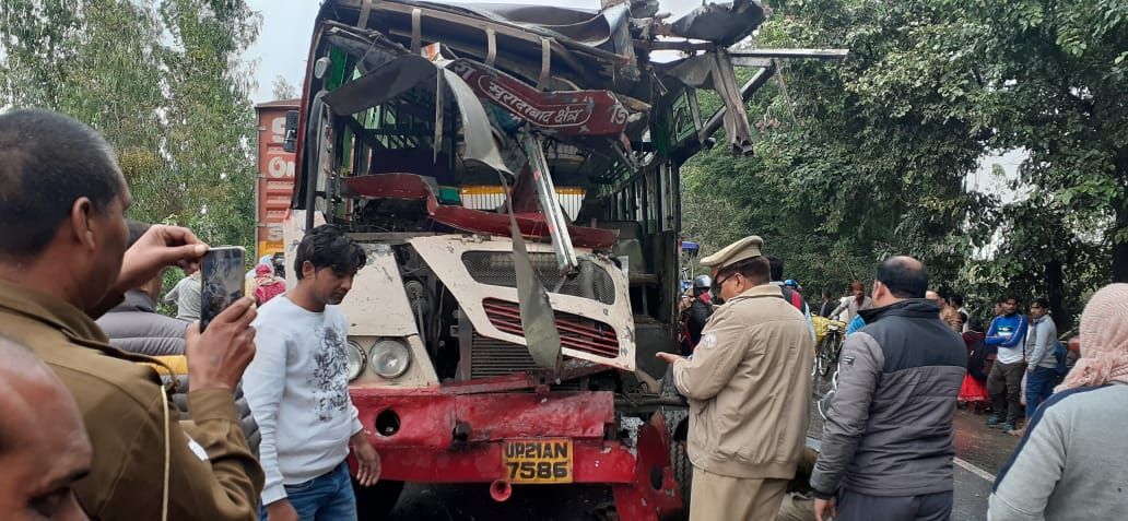 रोडवेज बस अनियंत्रित होकर ट्रक के पीछे घुसी - छह घायल