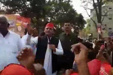 बीजेपी सरकार झूठे वायदों की बुनियाद पर टिकी हुई है : अखिलेश यादव बीजेपी सरकार झूठे वायदों की बुनियाद पर टिकी हुई है : अखिलेश यादव