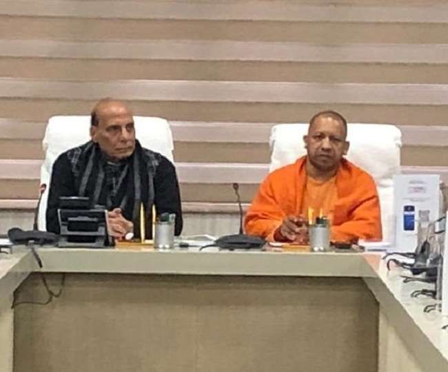 रक्षा मंत्री राजनाथ सिंह और सीएम योगी आदित्यनाथ ने अफसरों से की तैयारियों पर चर्चा
