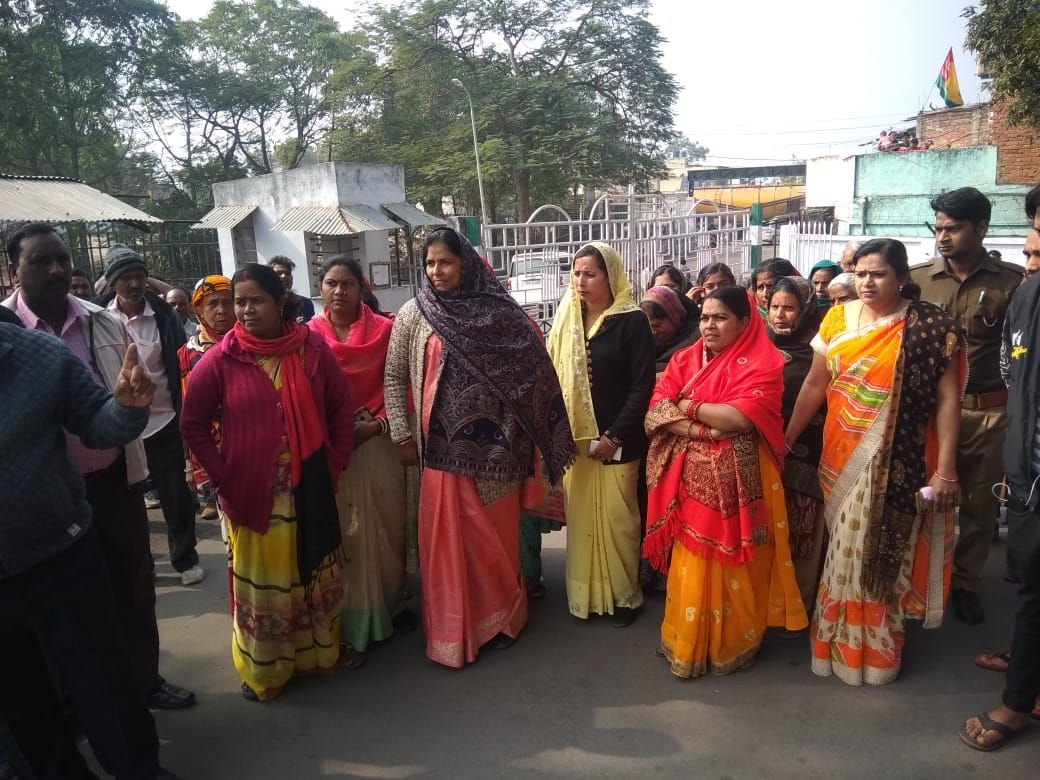 प्रधानाध्यापिका के रवैया से लोगों में आक्रोश, सरस्वती पूजा पर बच्चों पर लगाया पाबंदी