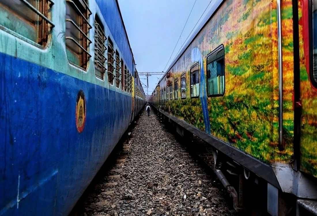 50 रेलवे स्टेशन, 150 ट्रेनों को निजी हाथों में देने की तैयारी, बनाई कमेटी
