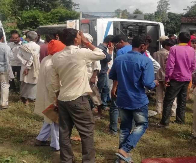 गोंडा में बेकाबू होकर पलटी प्राइवेट बस, हादसे में 20 यात्री घायल गोंडा में बेकाबू होकर पलटी प्राइवेट बस, हादसे में 20 यात्री घायल