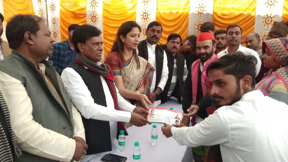 अखिलेश यादव के निर्देश पर विधायक सुभाष पासी ने शहीद के परिजन को दी आर्थिक मदद