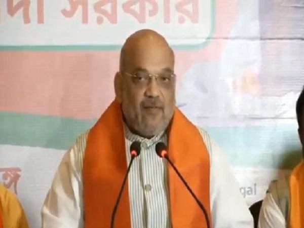गोडसे पर पार्टी नेताओं के बयानों पर सख्त हुई बीजेपी, अमित शाह ने 10 दिन के अंदर मांगा जवाब गोडसे पर पार्टी नेताओं के बयानों पर सख्त हुई बीजेपी, अमित शाह ने 10 दिन के अंदर मांगा जवाब