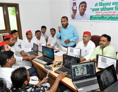 सोशल मीडिया पर ताल ठोकेगी अखिलेश की डिजिटल फोर्स सोशल मीडिया पर ताल ठोकेगी अखिलेश की डिजिटल फोर्स