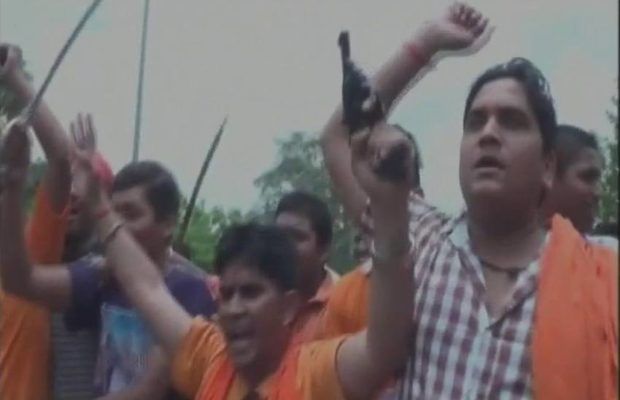 VHP कार्यकर्ता बोले- 15 दिन में नहीं हुई कार्रवाई तो कानून हाथ में लेंगे VHP कार्यकर्ता बोले- 15 दिन में नहीं हुई कार्रवाई तो कानून हाथ में लेंगे