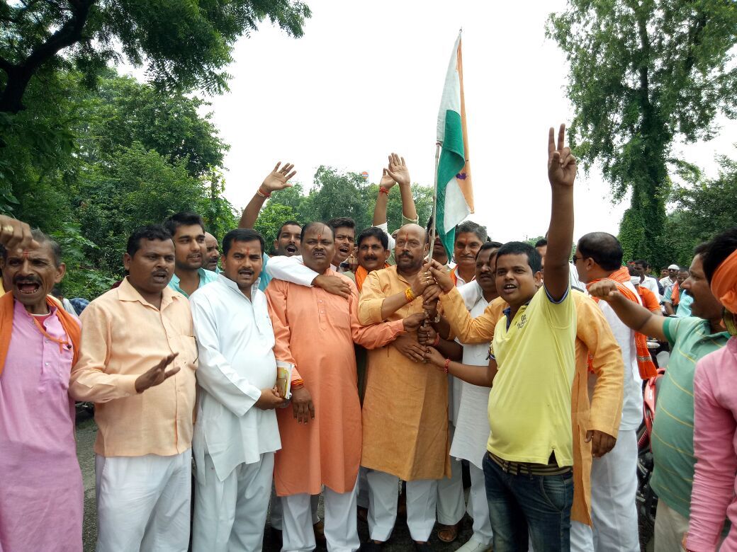 धौरहरा विधायक की अध्यक्षता में निकाली गई तिरंगा यात्रा
