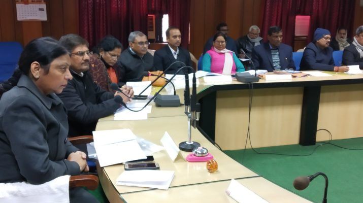 मण्डलायुक्त ने तीन अधिकारियों के वेतन रोकने का निर्देश दिए मण्डलायुक्त ने तीन अधिकारियों के वेतन रोकने का निर्देश दिए