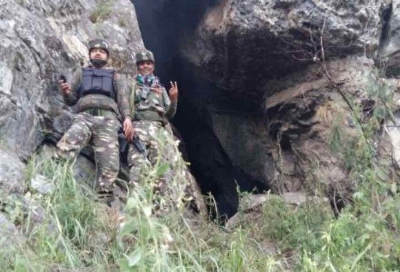तीन आतंकी ढेर, 40 फीट की गुफा में जी रहे थे ऐश की जिंदगी तीन आतंकी ढेर, 40 फीट की गुफा में जी रहे थे ऐश की जिंदगी