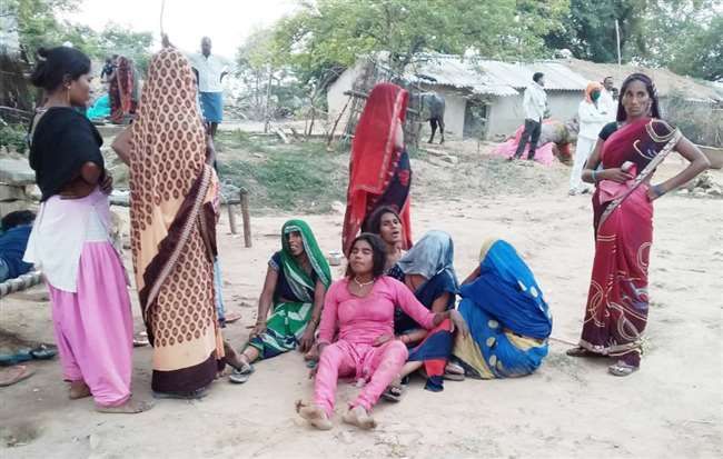 एक दिन में चार हत्याकांड : कोरांव के थानेदार व सीओ हटे, आरोपियों की तलाश में छापेमारी एक दिन में चार हत्याकांड : कोरांव के थानेदार व सीओ हटे, आरोपियों की तलाश में छापेमारी
