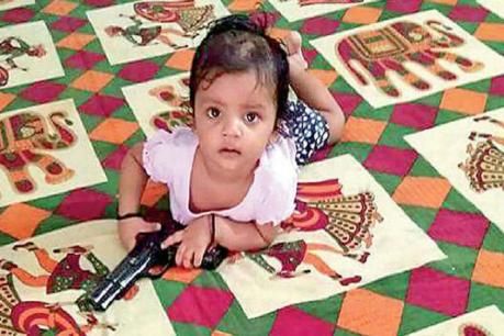 सरकारी पिस्टल से खेलती रही थानेदार की आठ महीने की बेटी, Facebook पर वायरल हुई फोटो