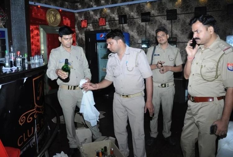 एसआरएस मॉल में चल रहे रमाला क्लब में बिक रही थी अवैध शराब, सील, मालिक फरार एसआरएस मॉल में चल रहे रमाला क्लब में बिक रही थी अवैध शराब, सील, मालिक फरार