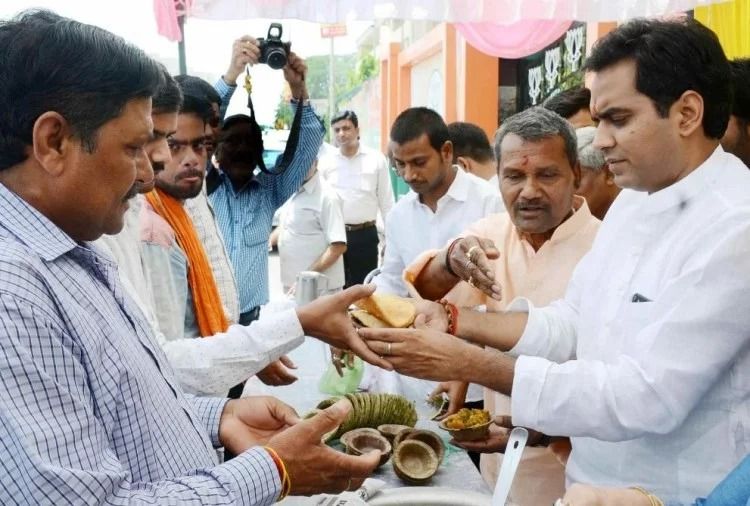 भाजपा विधायक पंकज सिंह भी भंडारे में प्रसाद बांटते नजर आए।