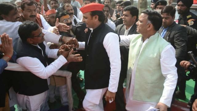 वाराणसी में अखिलेश यादव का ऐतिहासिक स्वागत