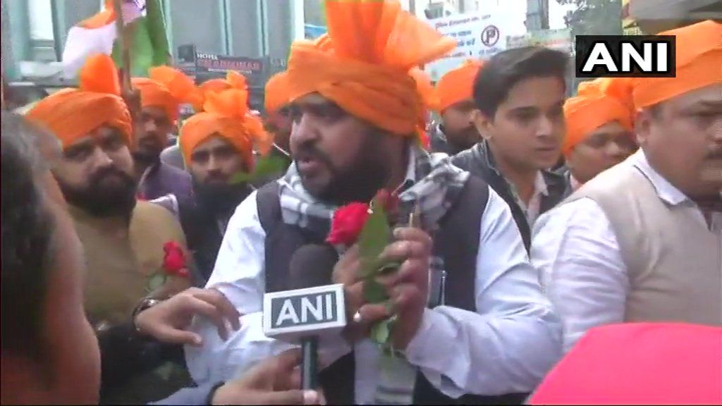 लखनऊ : करणी सेना ने नॉवेल्टी सिनेमा के सामने किया विरोध प्रदर्शन. लोगों को फूल देकर फिल्म ना देखने की अपील की. जिन्होंने टिकट खरीद लिया है हम अपनी तरफ से उनके पैसे भी वापस करेंगे.