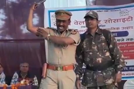 पुलिस की वर्दी में कलाकार ने किया तमंचे पर डिस्को