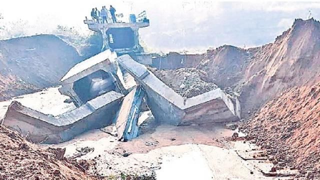 दो करोड़ का पुल पानी छोड़ते ही दो घंटे में हो गया धराशायी दो करोड़ का पुल पानी छोड़ते ही दो घंटे में हो गया धराशायी