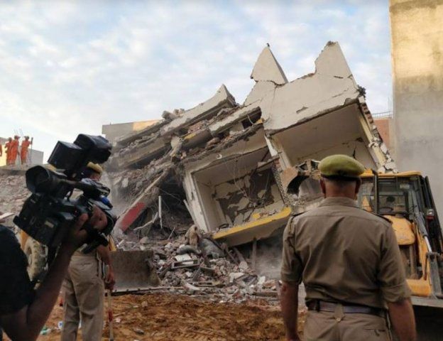 ग्रेटर नोएडा में दो बिल्डिंग गिरने से 3 की मौत, मलबे में दबे कई लोग ग्रेटर नोएडा में दो बिल्डिंग गिरने से 3 की मौत, मलबे में दबे कई लोग