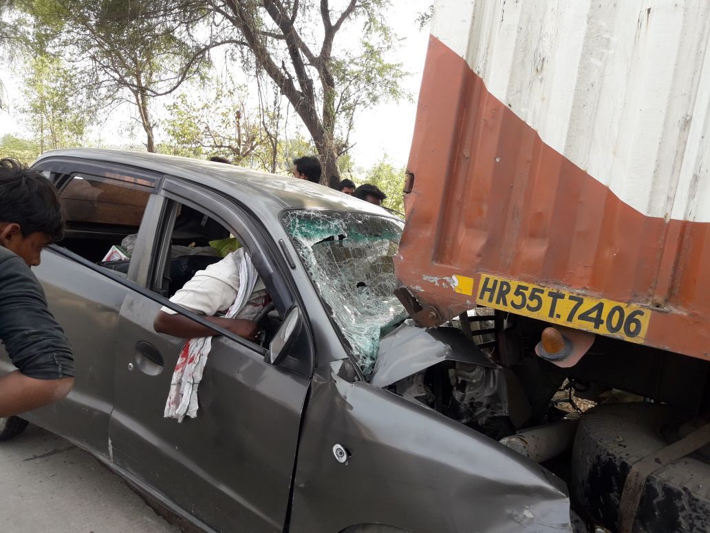 कानपुर : महराजपुर , तिवारीपुर गाँव मे भीषण हादसा, कंटेनर के पीछे घुसी तेज रफ्तार कार, तीन घायल, दो की हालत नाजुक