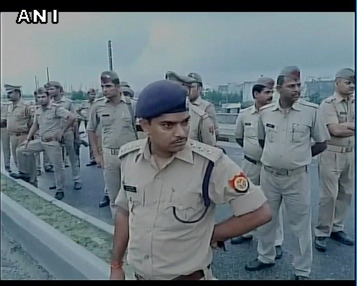 लखनऊ:पुलिस मुठभेड़ में शातिर अपराधी सुनील शर्मा मारा गया,पार्षद हत्याकांड में वांटेड था , रुस्तम गैंग का शातिर अपराधी है एसएसपी लखनऊ की अगुवाई में किया गया एनकाउनटर लखनऊ:पुलिस मुठभेड़ में शातिर अपराधी सुनील शर्मा मारा गया,पार्षद हत्याकांड में वांटेड था , रुस्तम गैंग का शातिर अपराधी है एसएसपी लखनऊ की अगुवाई में किया गया एनकाउनटर