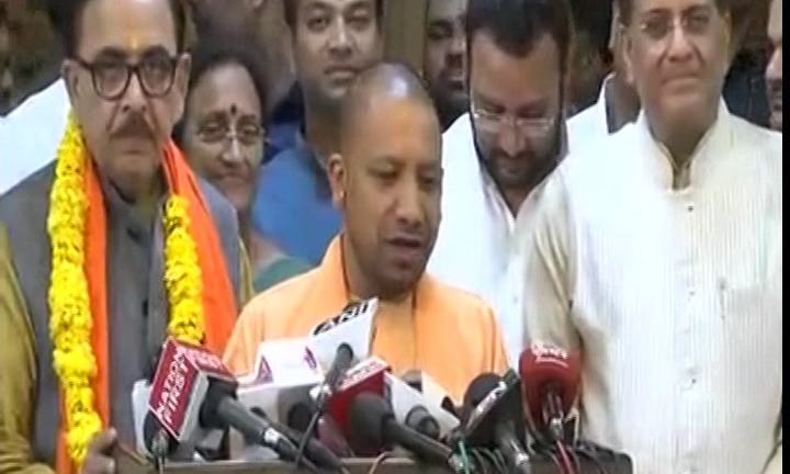 प्रदेश की जनता ने आज एक बार फिर समाजवादी पार्टी का अवसरवादी चेहरा देखा है. एसपी किसी के कुछ ले तो सकती है लेकिन दे नहीं सकती