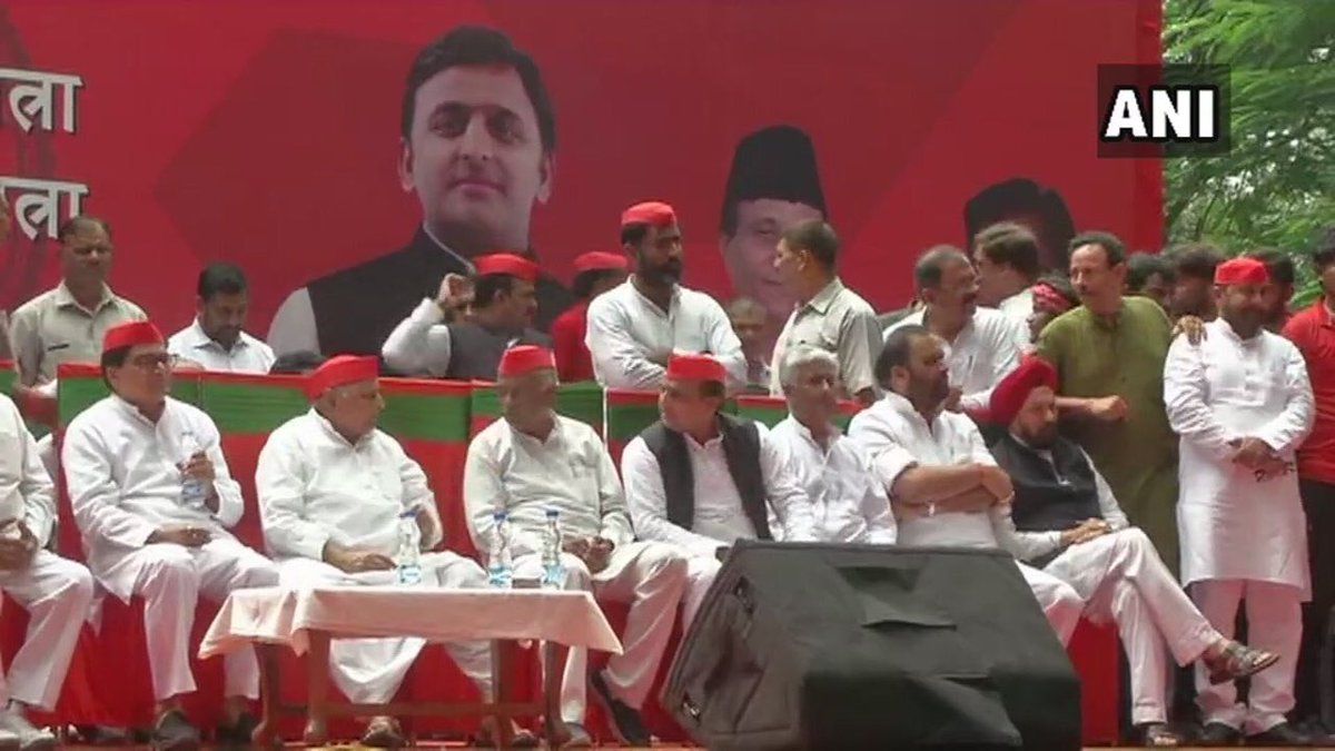 दिल्ली : जंतरमंतर पर पिता मुलायम सिंह यादव और पुत्र अखिलेश यादव समाजवादी पार्टी के मंच पर एक साथ नज़र आए, मोर्चे की धड़कन बढ़ी