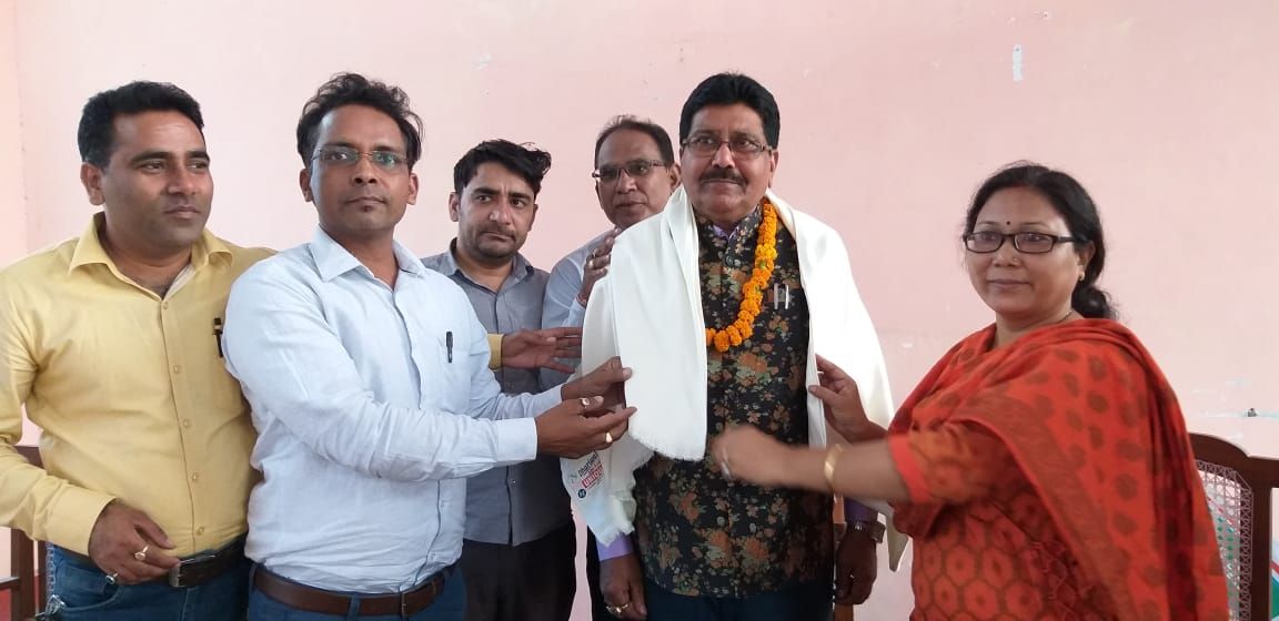 राजस्व परिवार ने राजेंद्र सिंह के रिटायर होने पर विदाई दी राजस्व परिवार ने राजेंद्र सिंह के रिटायर होने पर विदाई दी