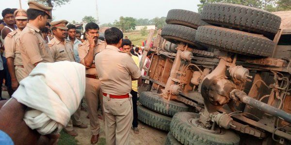 लखीमपुर खीरी के सिसैया चौराहे पर एक ढाबे के सामने पलटा ट्रक। हादसे में सड़क किनारे सो रहे एक ही परिवार के 4 लोगों की मौत। करीब 35 सालों से यह परिवार चला रहा था ढाबा।