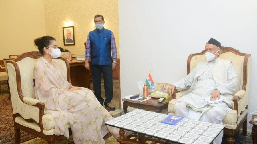 महाराष्ट्र के राज्यपाल से मिलने पहुंचीं कंगना,  कंगना और उनकी बहन रंगोली चंदेल बैठकर भगत सिंह कोश्यारी से मुलाकात और बातचीत की