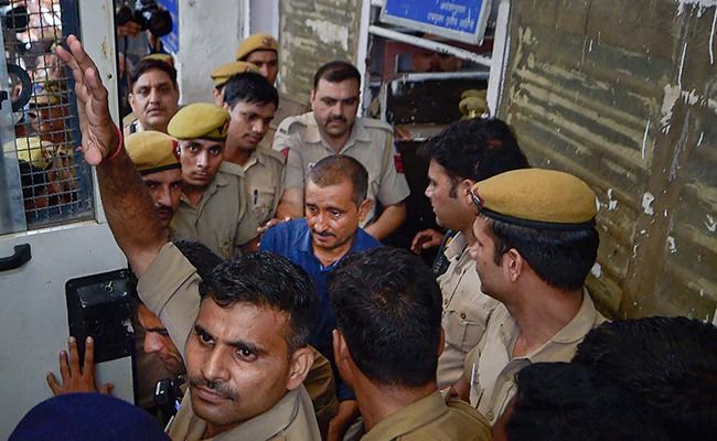पीड़िता के पिता की हत्या में कुलदीप सेंगर समेत 7 दोषियों को 10 साल की सजा, अभी दो मामलों पर फैसला आना बाकी पीड़िता के पिता की हत्या में कुलदीप सेंगर समेत 7 दोषियों को 10 साल की सजा, अभी दो मामलों पर फैसला आना बाकी