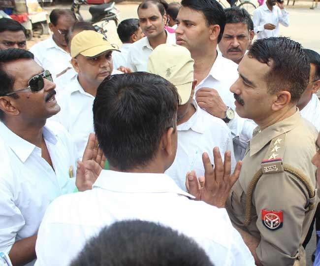 अधिवक्ता-पुलिस में नोकझोंकः शब्बीरपुर हिंसा की सीबीआइ जांच हो अधिवक्ता-पुलिस में नोकझोंकः शब्बीरपुर हिंसा की सीबीआइ जांच हो