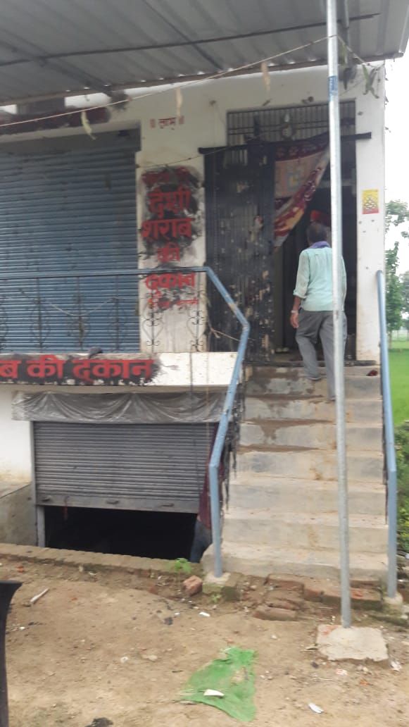 विवादित चंदापुर नहर पर सरकारी देशी शराब की पुनः दुकान खुलने पर पुलिस ने सेल्समैन को 151 में किया चालान