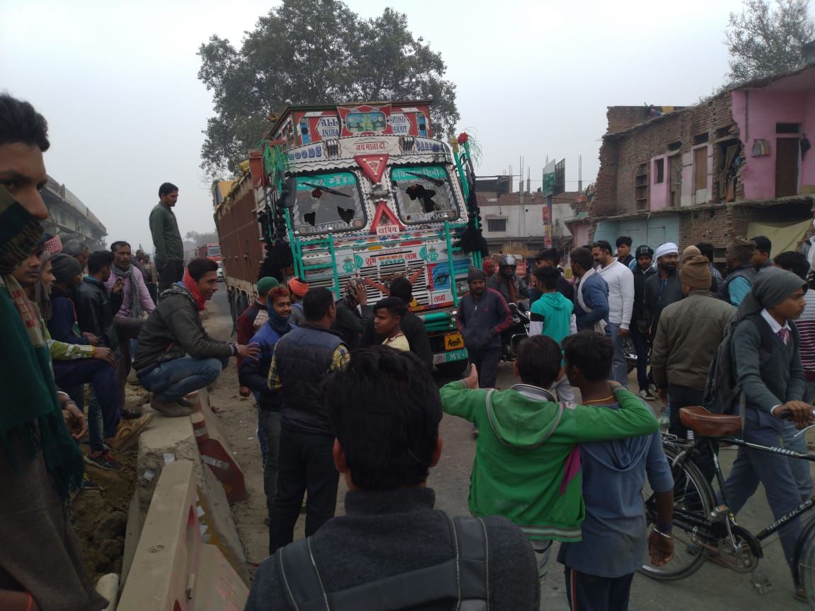 राजातालाब हाईवे पर ट्रक की चपेट में आने से स्कूटी सवार घायल