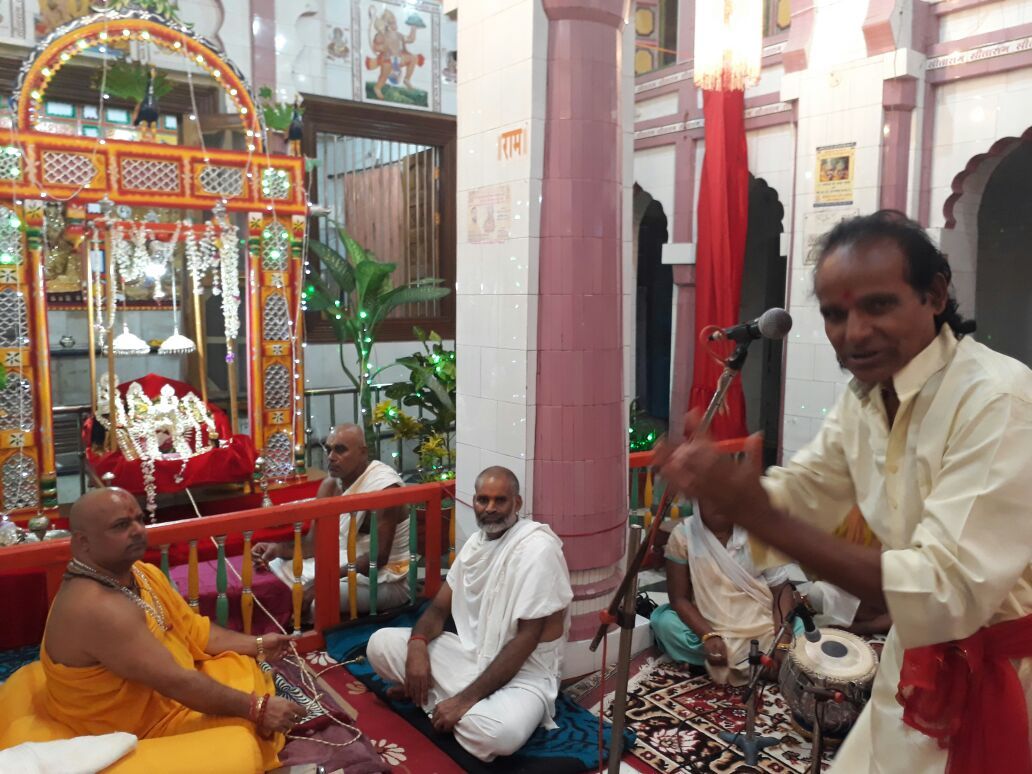 जानकीघाट बड़ास्थान मंदिर में सावन झूला पर बह रही देर शाम गीत संगीत की रसधार जानकीघाट बड़ास्थान मंदिर में सावन झूला पर बह रही देर शाम गीत संगीत की रसधार
