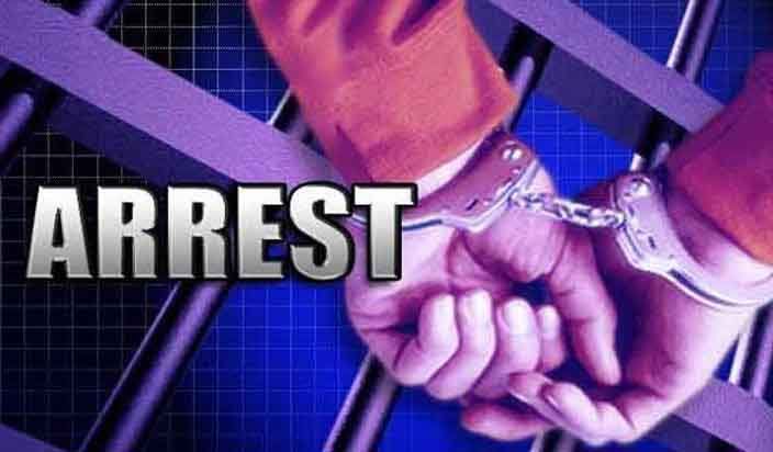 भाजपा नेता को रंगरेलियां मनाते पकड़ा पत्नी ने प्रेमिका को पीटा और पति पुलिस को सौंपा भाजपा नेता को रंगरेलियां मनाते पकड़ा पत्नी ने प्रेमिका को पीटा और पति पुलिस को सौंपा