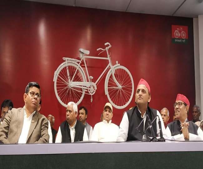बसपा के एक दर्जन नेता समाजवादी पार्टी में शामिल बसपा के एक दर्जन नेता समाजवादी पार्टी में शामिल