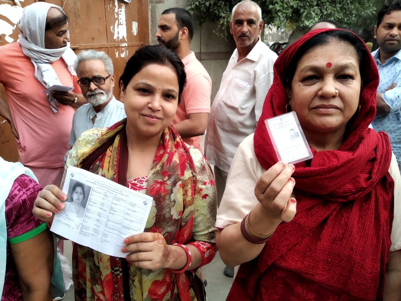 प्रयागराज :  बाघ अंबरी मठ के तीन एवीएम मशीन खराब.बूथ नंबर 365,367, 366 पर ईवीएम खराब. सुबह से एक भी वोट नहीं पड़े ईवीएम मशीन में. आधे घंटे बाद भी नहीं सुधारा गया ईवीएम मशीन