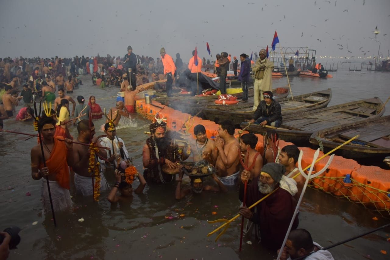 #आस्था_की_खिचड़ी गंगा-यमुना व सदृश्य सरस्वती के तीरे संगम पर उमड़ी आस्था