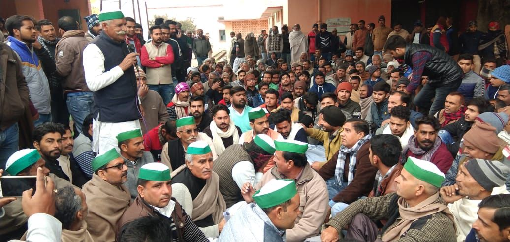 गन्ना भुगतान सहित कई मांगों को लेकर धरने पर बैठे किसान