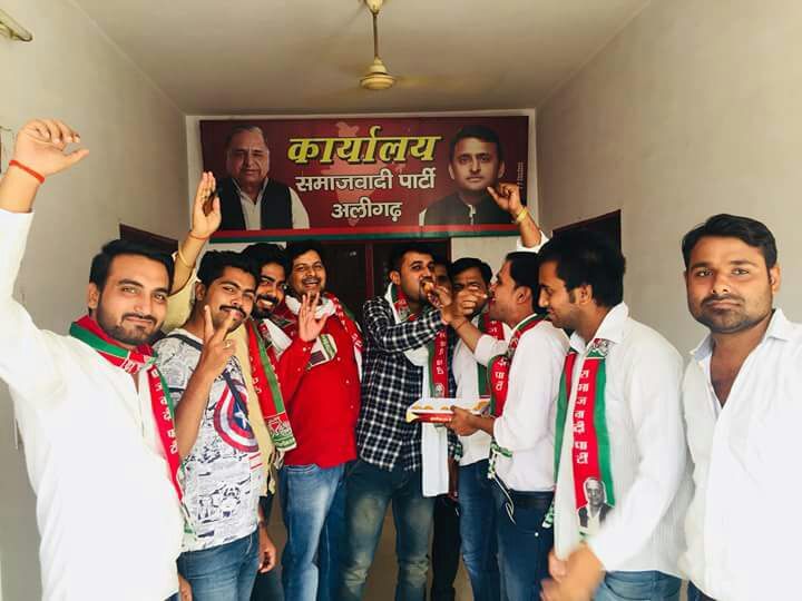 जगह जगह सपा कार्यालय पर मिठाइयां बाटी गई