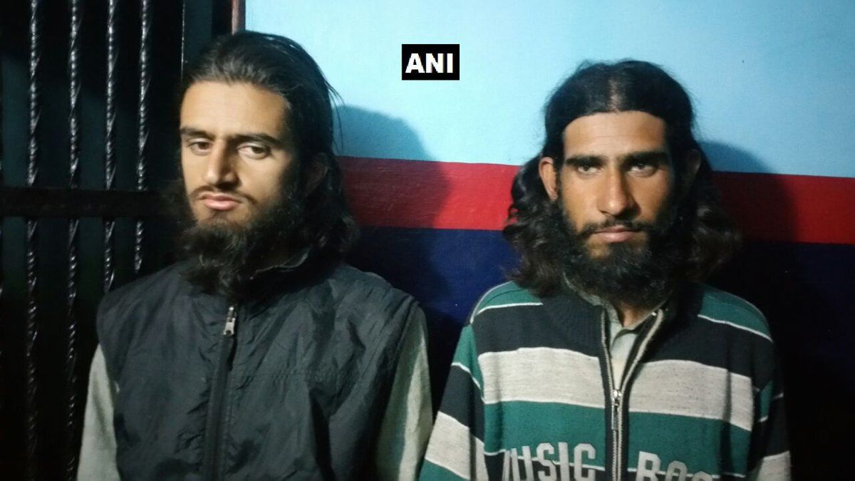 जम्मू-कश्मीरः बनिहाल में पकड़े गए दो आतंकी, हथियार भी बरामद।