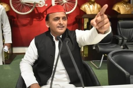 आत्महत्या करने वाले किसानों से घर जाएंगे अखिलेश यादव, खजुराहो से लखनऊ यात्रा की रद्द आत्महत्या करने वाले किसानों से घर जाएंगे अखिलेश यादव, खजुराहो से लखनऊ यात्रा की रद्द