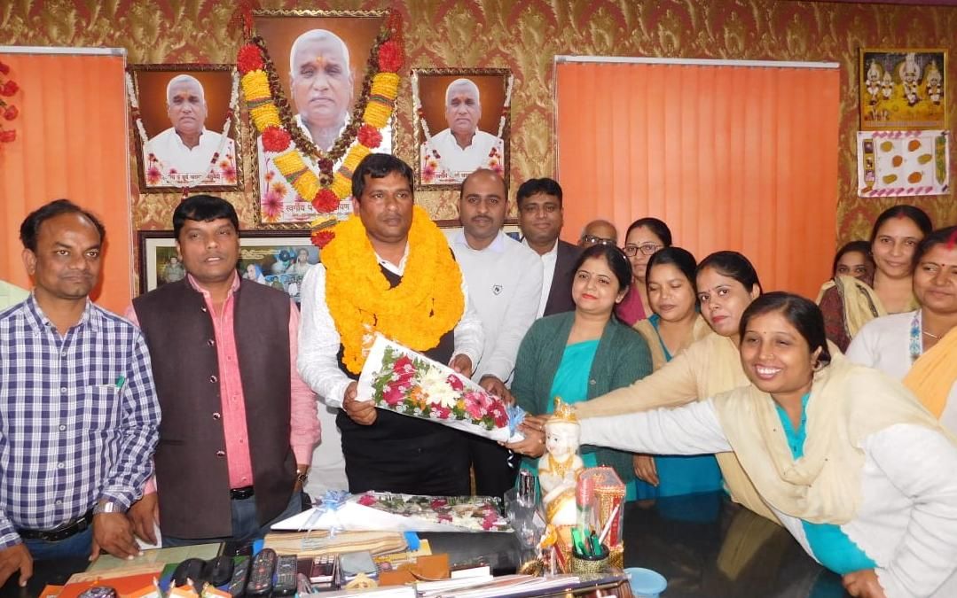वालीबाल संघ के नवनियुक्त जिलाध्यक्ष राकेश चतुर्वेदी का सूर्य एकेडमी ने किया भव्य स्वागत वालीबाल संघ के नवनियुक्त जिलाध्यक्ष राकेश चतुर्वेदी का सूर्य एकेडमी ने किया भव्य स्वागत