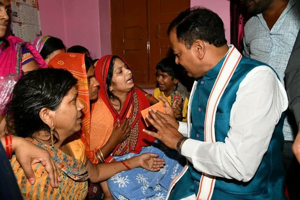 इलाहाबाद : डिप्टी सीएम केशव मौर्य ने मृतक वकील राजेश के परिवार को 20,लाख का चेक सरकार की तरफ से दिया और परिवार को हर संभव मदद का भरोसा दिलाया।