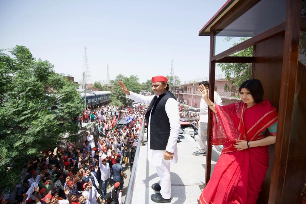 कन्नौज में पीएम मोदी की रैली के फौरन बाद, अखिलेश यादव ने डिंपल के साथ फिर एक बार रोड शो किया