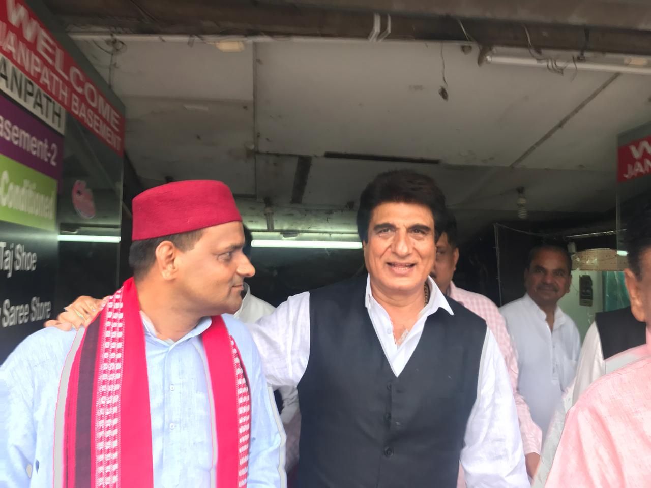 आज हजरतगंज में उत्तर प्रदेश कांग्रेस के प्रदेश अध्यक्ष राज बब्बर दीपक मिश्र को गले लगाते दिखे क्या कांग्रेस का भी रुझान मोर्चे के साथ दिख रहा, क्या एक नया गठबंधन बनेगा प्रदेश में...