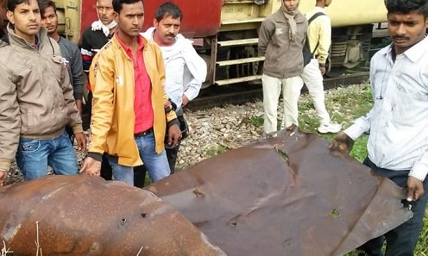 बालामऊ-कानपुर पैसेंजर, इंजन के नीचे चादर फंसी देख चालक के होश उड़े बालामऊ-कानपुर पैसेंजर, इंजन के नीचे चादर फंसी देख चालक के होश उड़े