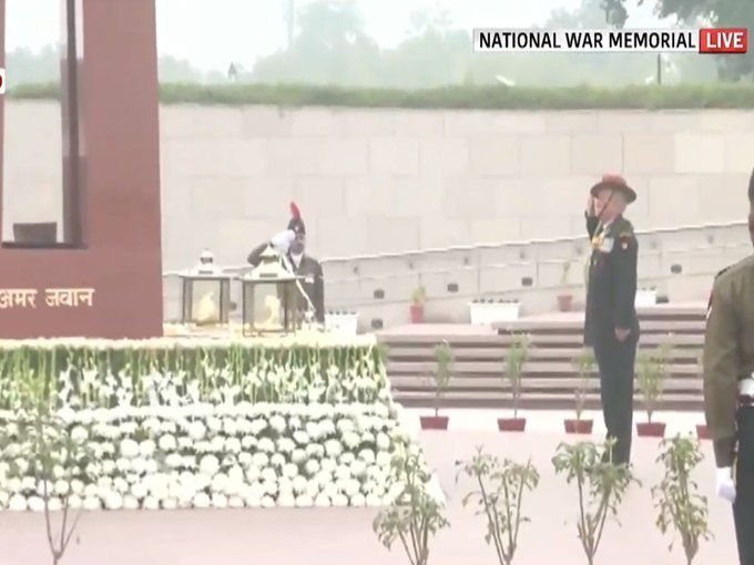 पदभार संभालने से पहले राष्ट्रीय युद्ध स्मारक पर शहीदों को श्रद्धांजलि देने पहुंचे जनरल बिपिन रावत।
