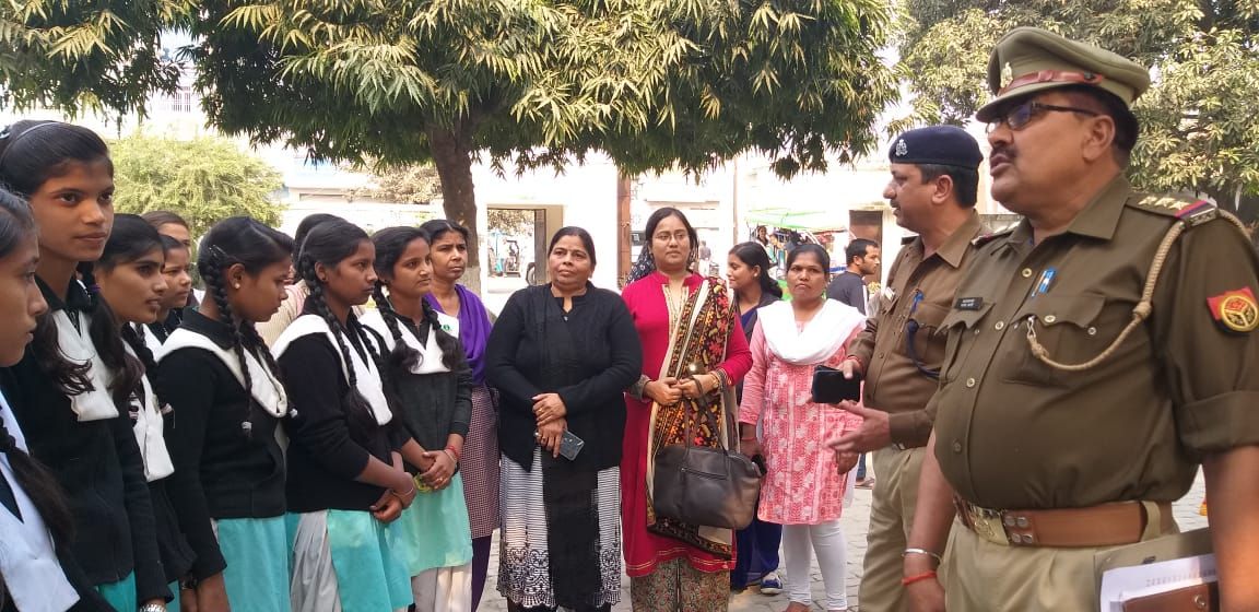 बिलारी में एआरएस टीम के साथ सीओ ने छात्राओं को दिए सुरक्षा के टिप्स बिलारी में एआरएस टीम के साथ सीओ ने छात्राओं को दिए सुरक्षा के टिप्स
