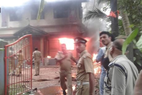 कुन्नुर में आरएसएस के दफ्तर पर हमला, सीपीएम पर लगाया आरोप कुन्नुर में आरएसएस के दफ्तर पर हमला, सीपीएम पर लगाया आरोप